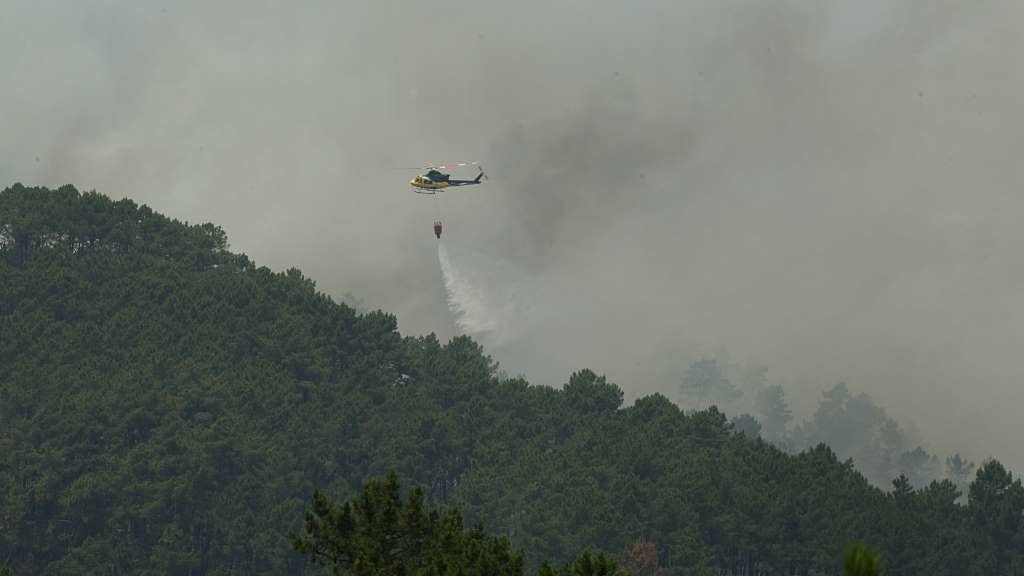 Un dos incendios orixinados en Melón foi extinguido, e o segundo, estabilizado mais aínda activo. (Foto: Rosa Veiga / Europa Press)