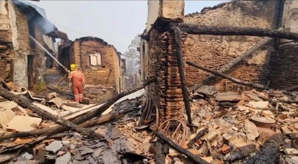 O pobo de Vilar, en Folgoso do Courel, após o paso do lume. (Foto: Nós Diario)