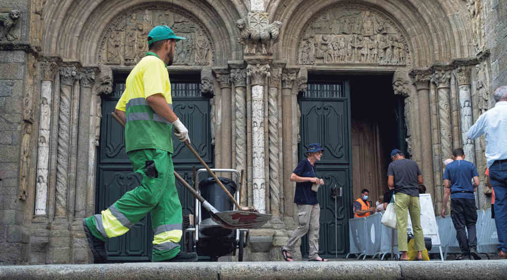 Un traballador recolle o lixo das rúas de Santiago de Compostela. (Foto: Arxina)
