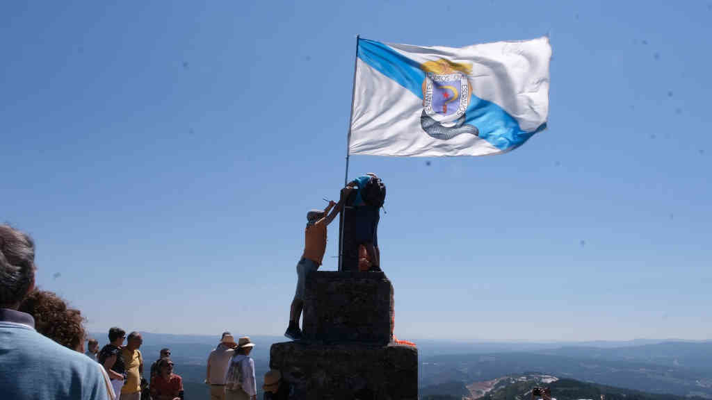 Colocación da bandeira galega no cumio do Pico Sacro este 23 de xullo (Foto: Nós Diario).