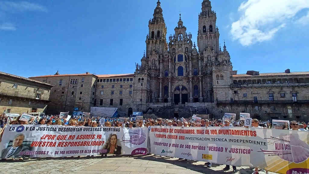A manifestación das vítimas do accidente en Angrois rematou na Praza do Obradoiro (Foto: Plataforma Vítimas Alvia).
