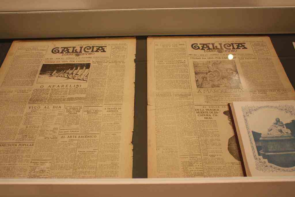 Dous exemplares do xornal 'Galicia', de 1924, con 'Cousas da vida', de Castelao. (Foto: Lameiro)