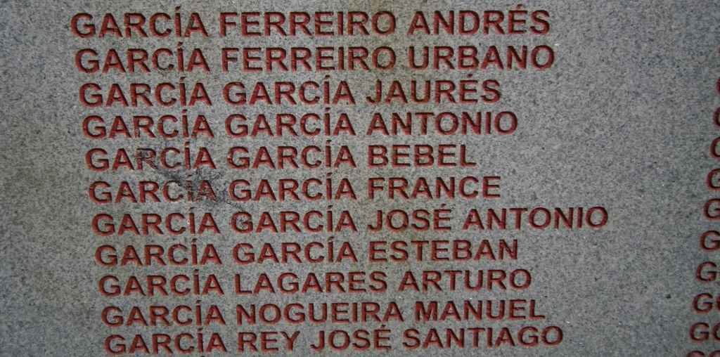 Monumento aos represaliados na Coruña. Entre os nomes, Bebel e os seus irmáns France e Jaurés. (Foto: Jglamela)