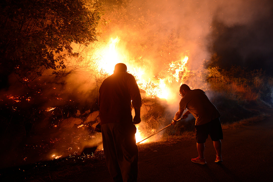 Brigadistas e veciñanza intentan controlar as chamas no incendio que afectou Castrelo de Miño e Cartelle (Foto: Rosa Veiga / Europa Press)