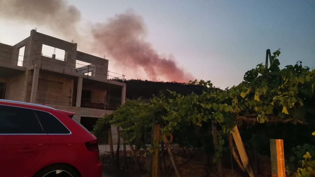 As chamas calcinaron máis de 400 hectáreas en Arbo e segue decretada a situación 2 pola proximidade ao núcleo das Searas. (Foto: Y. C.)