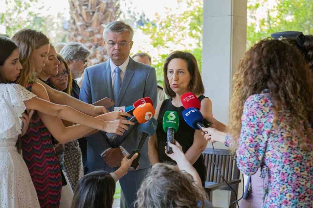 A ministra de Defensa, Margarita Robles, xunto co embaixador ucraíno no Estado español, Serhii Pohoreltsev. (Foto: Europa Press)