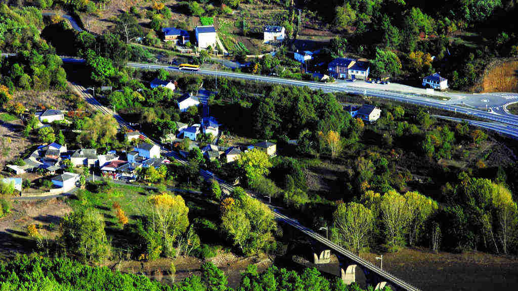 Vista aérea da parroquia de Rairos, en Ribas de Sil (Foto: Nós Diario).