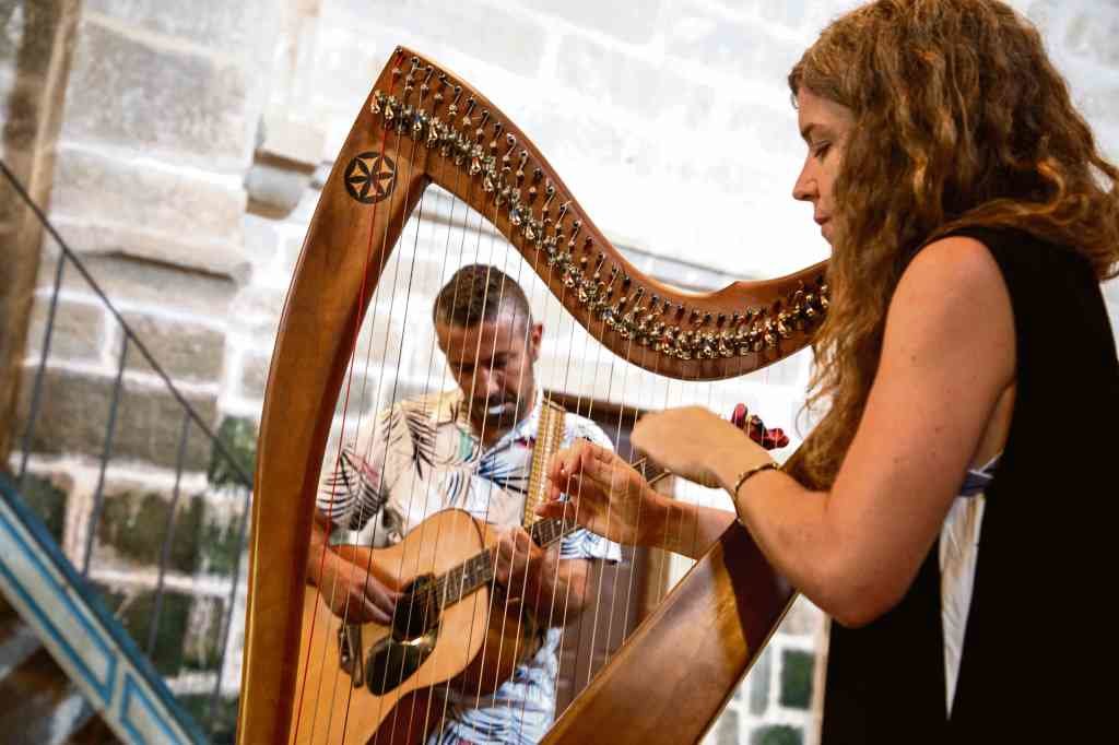 Beatriz Martínez e Diego Langarica na presentación do Noia Harp Fest.