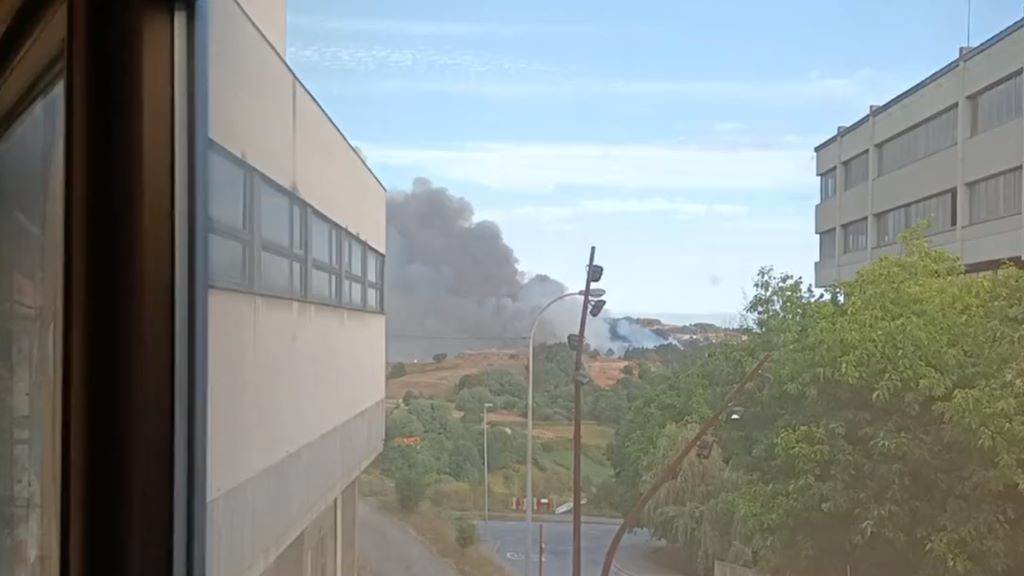 O fogo visto desde o campus universitario da UDC. (Foto: @BiblioCiencias / Twitter)