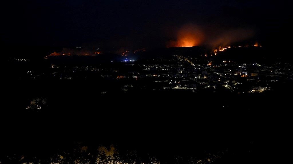 Aspecto do incendio de Verín esta madrugada. (Foto: Rosa Veiga / Europa Press)