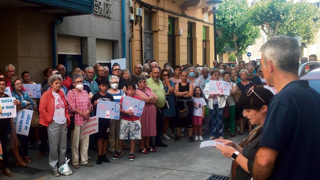 Ana Emida e Fernando Suárez, alcaldesa de Barreiros e de Ribadeo, respectivamente, tomaron a palabra na protesta convocada polo BNG. (Foto: Nós Diario)