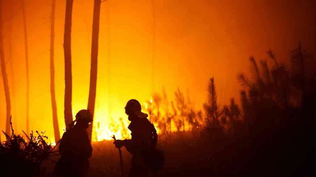 Bombeiros intentan extinguir o lume declarado en Caldas de Reis. (Foto: Europa Press)