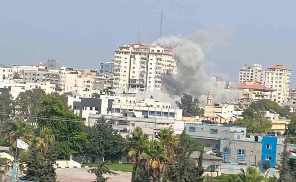 Edificio bombardeado esta sexta feira na Franxa de Gaza por Israel. (Foto: @HoyPalestina/Twitter)