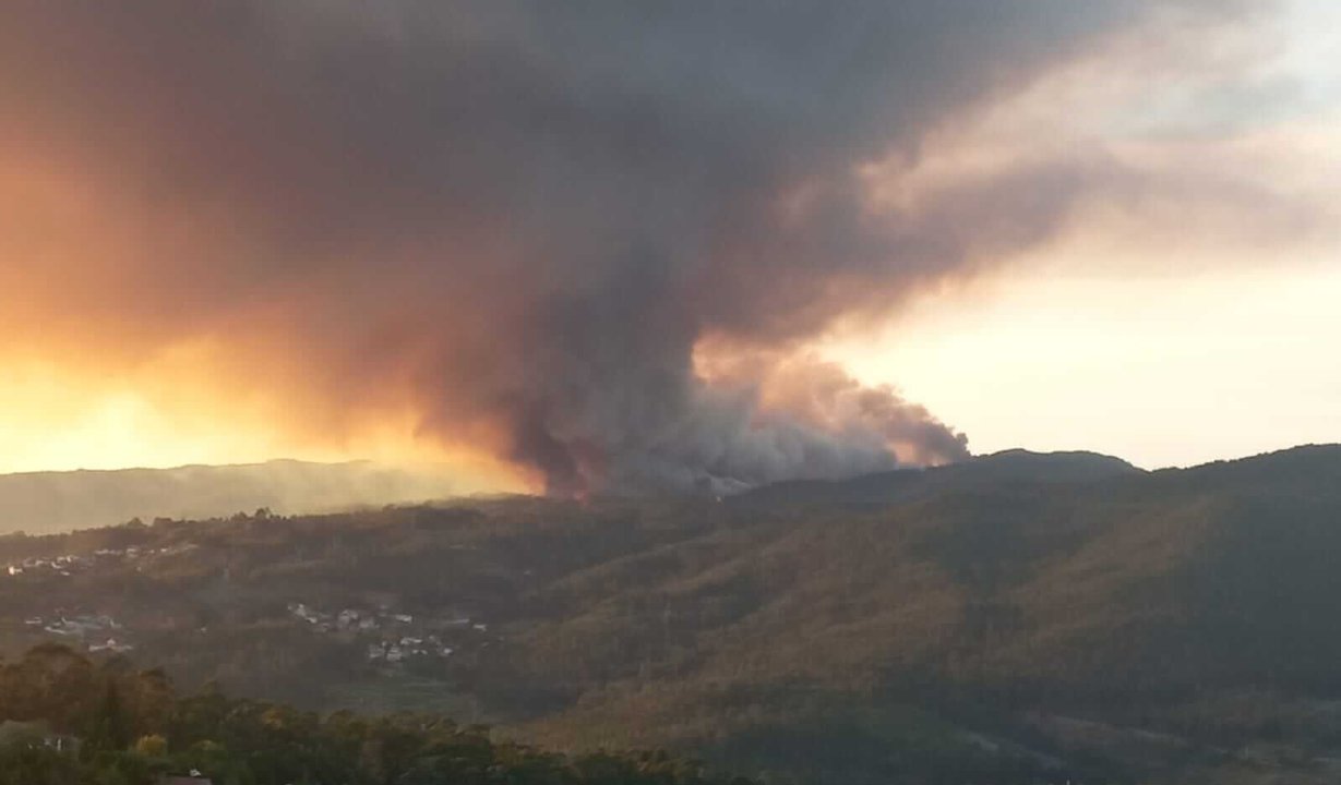 Incendio visto desde Soutomaior. (Foto: Nós Diario)