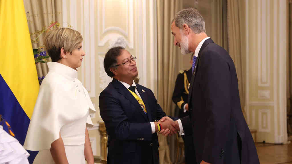 O rei Felipe VI saluda ao recén investido presidente de Colombia, Gustavo Petro (Foto: Europa Press).