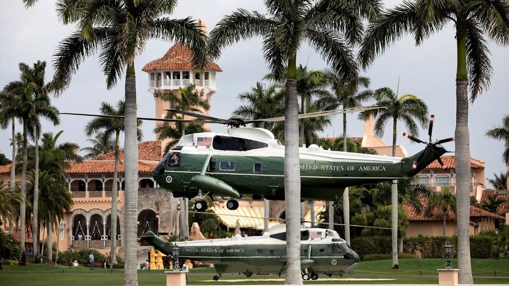 Helicópteros do FBI aterran sobre a mansión de Mar-a-Lago, en Palm Beach. (Foto: Trump White House Archive)