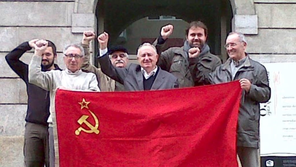 Waldino Varela (segundo pola esquerda) xunto a compañeiros do Partido Comunista da Galiza. (Foto: Mundo Obrero)