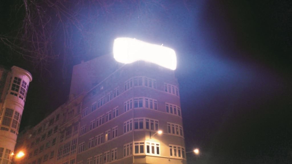 Un cartel luminoso na cidade da Coruña. (Foto: Nós Diario)