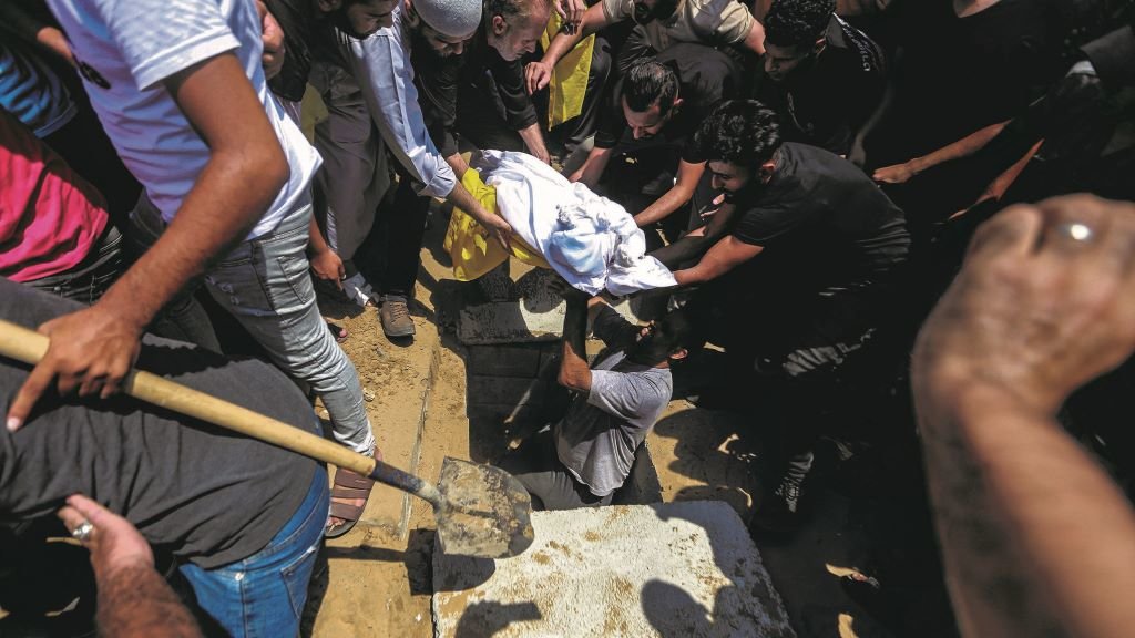 Enterro no campo de refuxiados de Jabalia dunha crianza palestina asasinada polos bombardeos de Israel a pasada fin de semana. (Foto:  Mohammed Talatene / dpa)