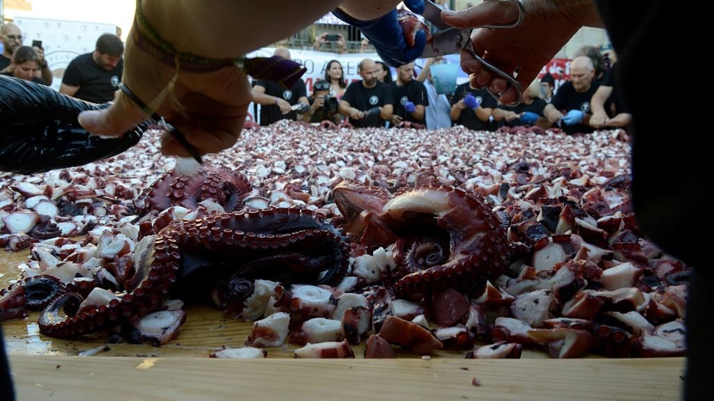 Unha trintena de polbeiros e polbeiras cortaron os 515 quilos de cefalópodo en só 11 minutos. (Foto: Rosa Veiga / Europa Press)