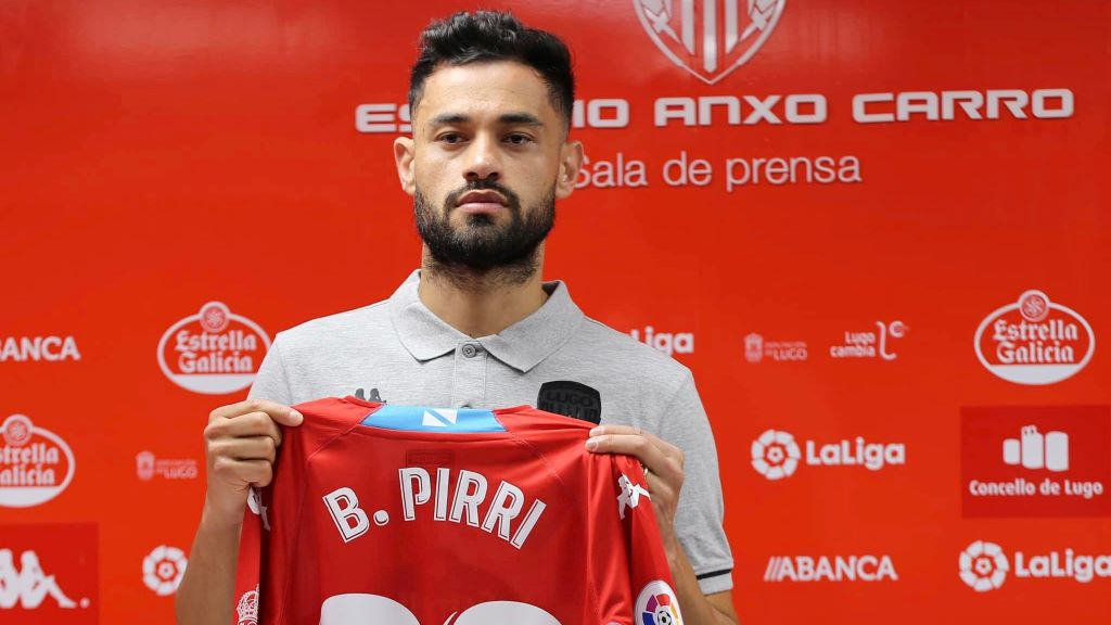 Bruno Pirri, a última incorporación ao Club Deportivo Lugo, pasa coa súa nova camiseta durante o seu acto de presentación. (Foto: CD Lugo).