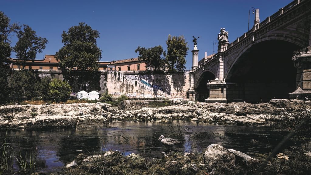 O río Tíber ao seu paso por Roma (Italia). A baixada do nivel permite ver os restos da ponte construída no mandato de Nerón en Roma. (Foto:  Oliver Weiken / dpa)