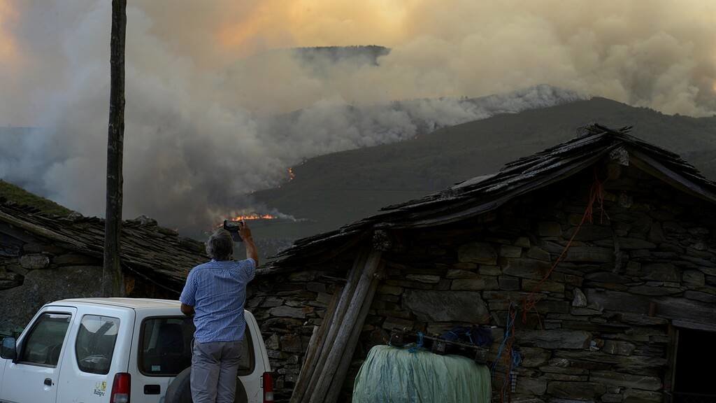 Un home fotografa o avance do incendio forestal de Laza. (Foto: Rosa Veiga / Europa Press)