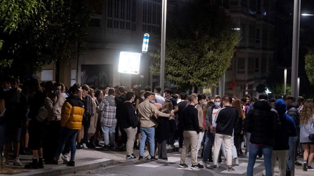 Grupos de mozos e mozas á saída dun local de lecer nocturno da capital galega. (Foto: César Arxina / Europa Press)