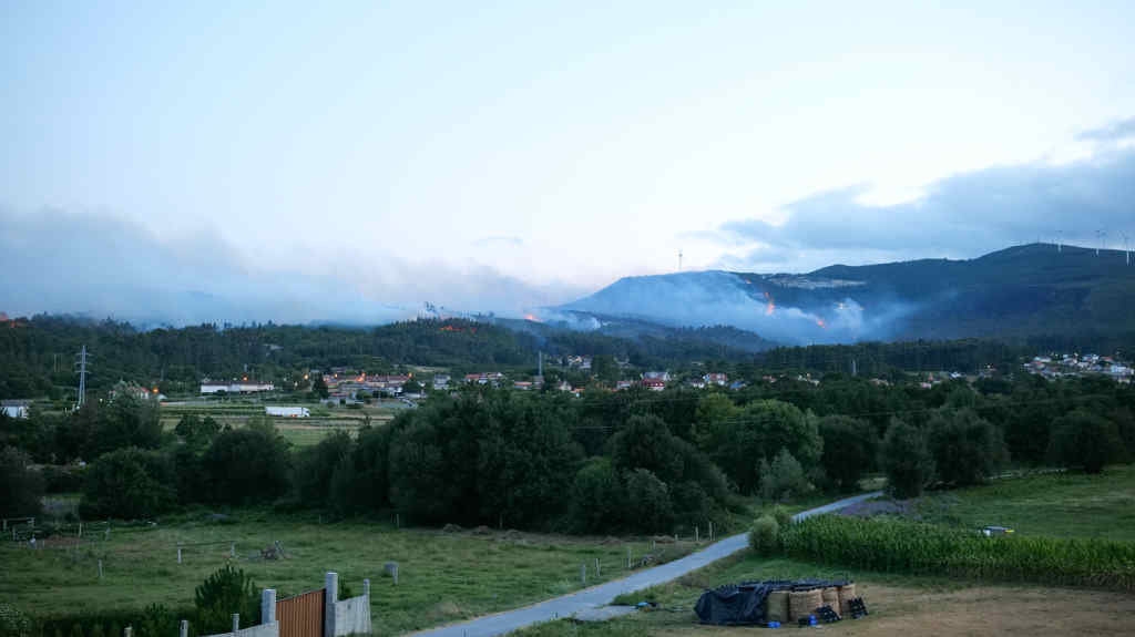 Incendio perto de Vilagarcía de Arousa desde o Hospital do Salnés (Foto: Gustavo de la Paz / Europa Press).
