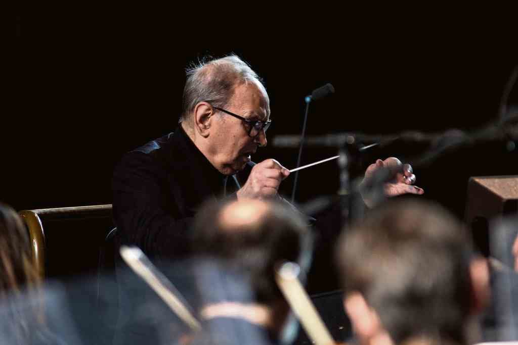 O compositor italiano Ennio Morricone nunha escena do filme.