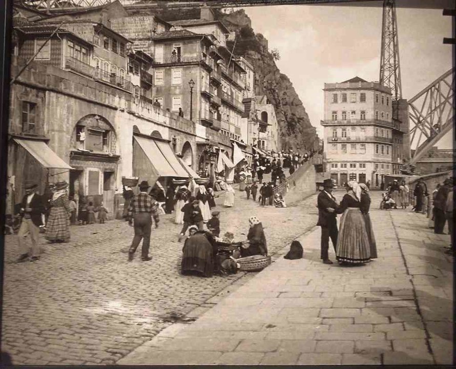 Aurélio da Paz dos Reis, Vista da ribeira coa ponte Luís I, Porto, c. 1910