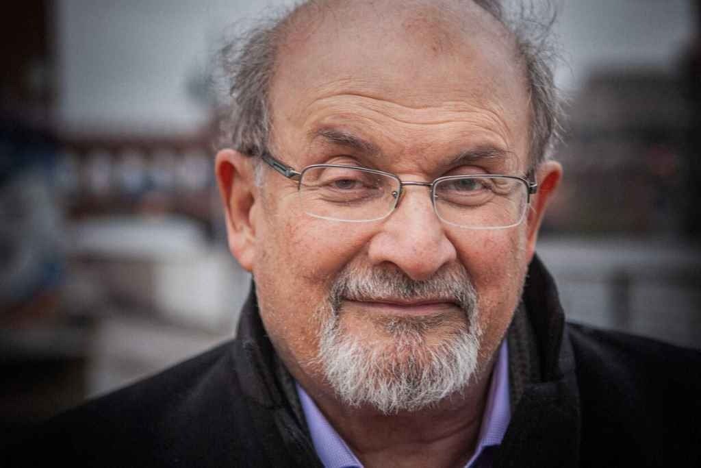 O escritor Salman Rushdie.