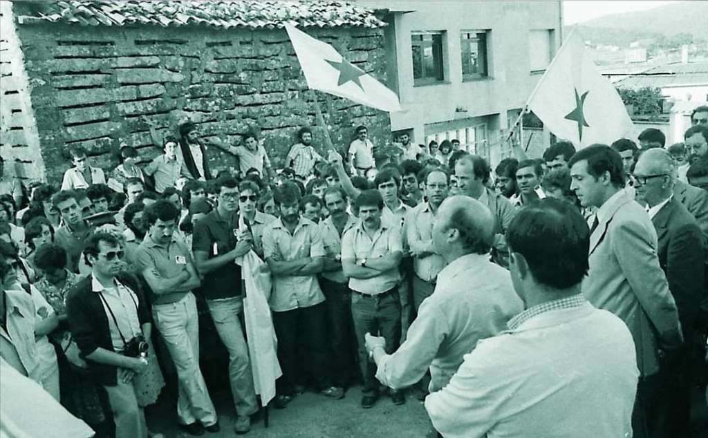 Inauguración da rúa dedicada a Reboiras en Corcubión. Intervén Bautista Álvarez e á súa dereita atópase Rafael Mouzo (Imaxe: Xan Carballa)