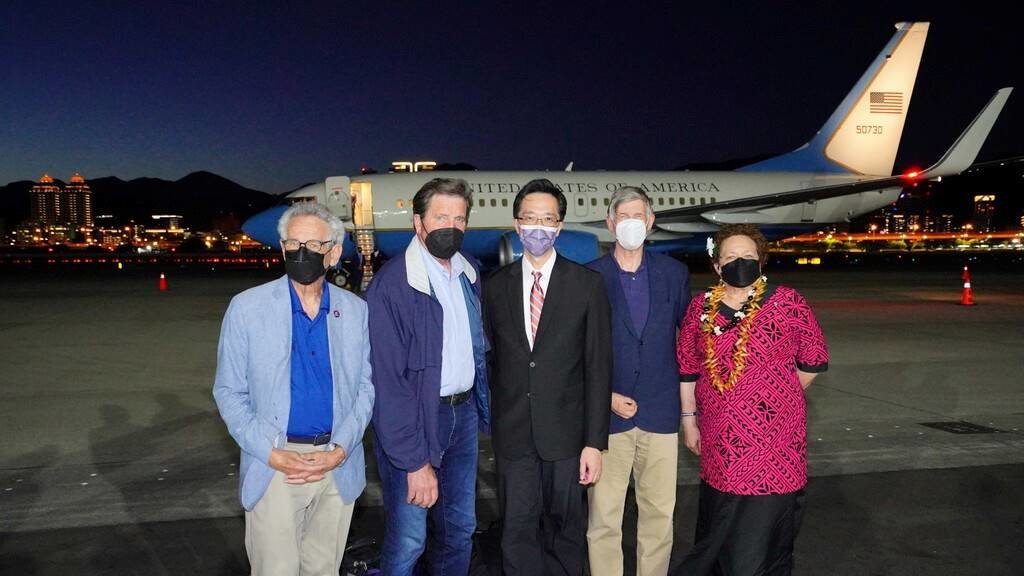 A delegación de congresistas dos EUA encabezada por Ed Markey aterrou este domingo en Taipéi. (Foto: Zuma Press)
