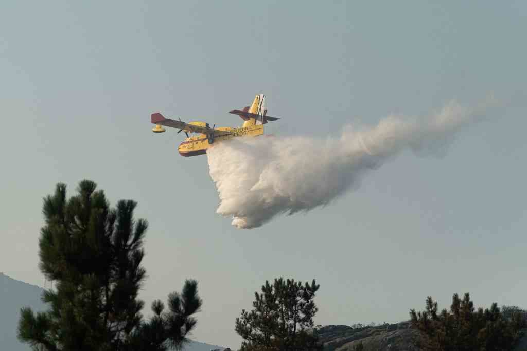 Ùn hidroavión participa na extinción do incendio de Boiro. (Foto: Arxina)