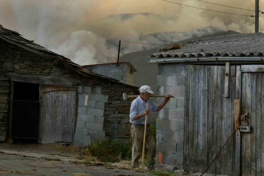 O incendio de Laza, visto desde unha das aldeas da contorna. (Foto: Europa Press)
