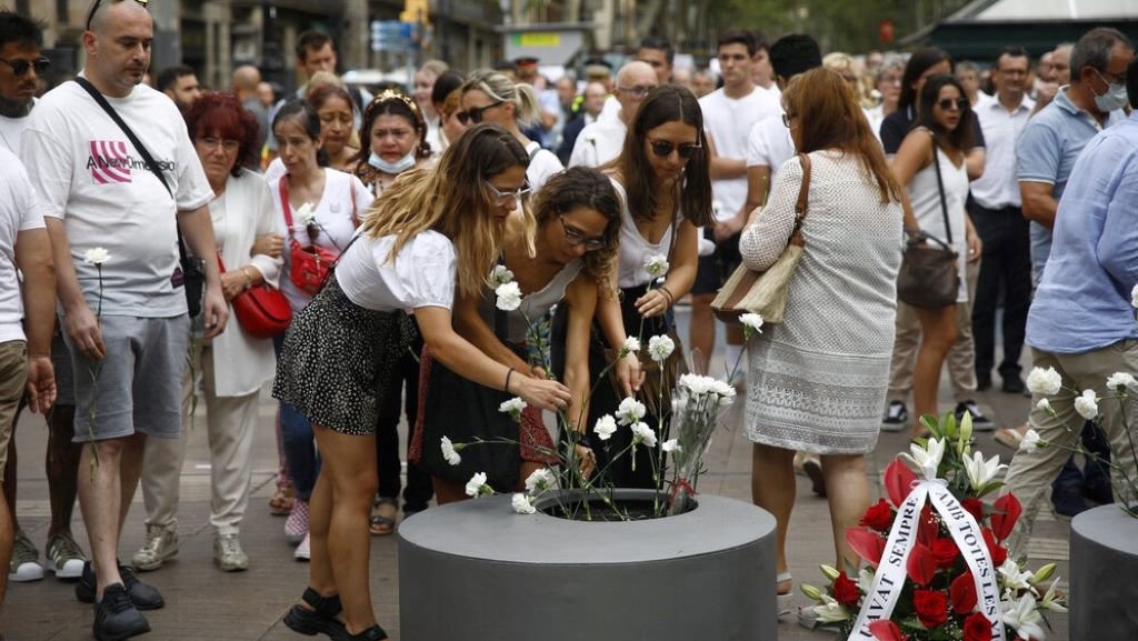 Ofrenda floral ás vítimas do 17 de agosto de 2017 na Rambla de Barcelona. (Foto: Kike Rincón / Europa Press)