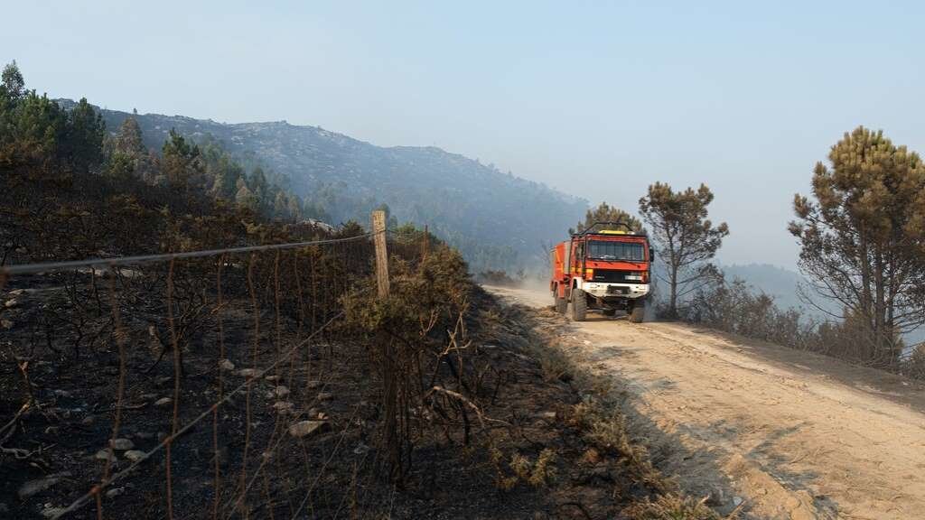 Un camión de bombeiros acode a extinguir o incendio que axexou O Barbanza. (Foto: César Arxina / Europa Press)
