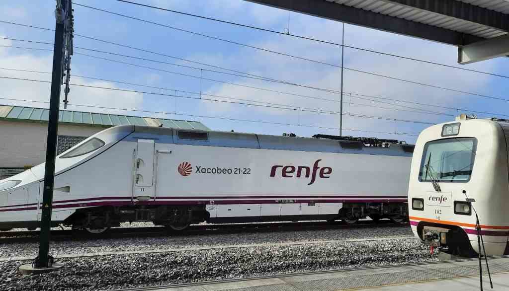 Trens de alta velocidade con publicidade do Xacobeo, financiada pola Xunta. (Foto: Europa Press)
