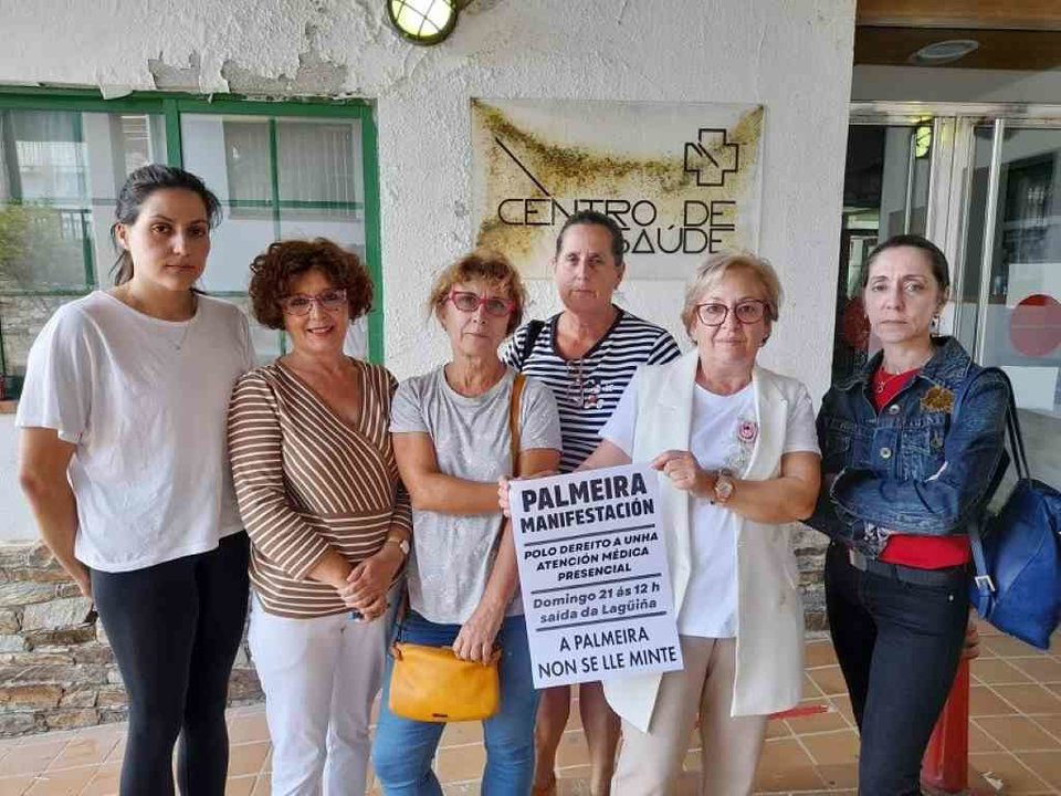 Integrantes da Plataforma de Veciñas de Palmeira co cartel de convocatoria da manifestación. (Foto: Plataforma de Veciñas de Palmeira)