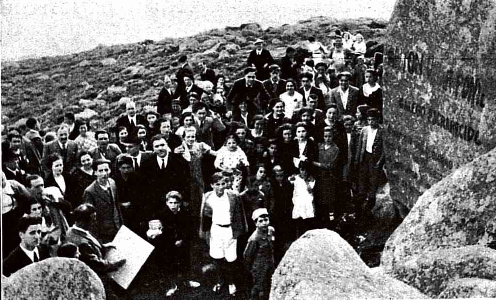 O 9 de febreiro de 1936 o monte de Brión pasou a chamarse o "Monte dos poetas" ao dedicarlle varios penedos a autores e autoras do país.