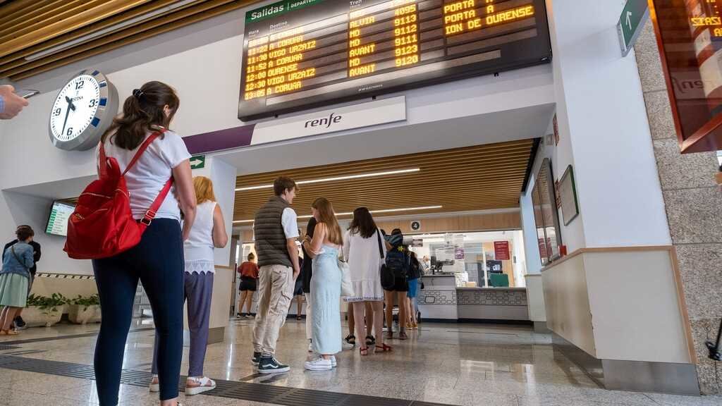 Unha multitude de persoas achegouse a primeira hora da mañá á estación de tren de Santiago de Compostela. (Foto: César Arxina / Europa Press)