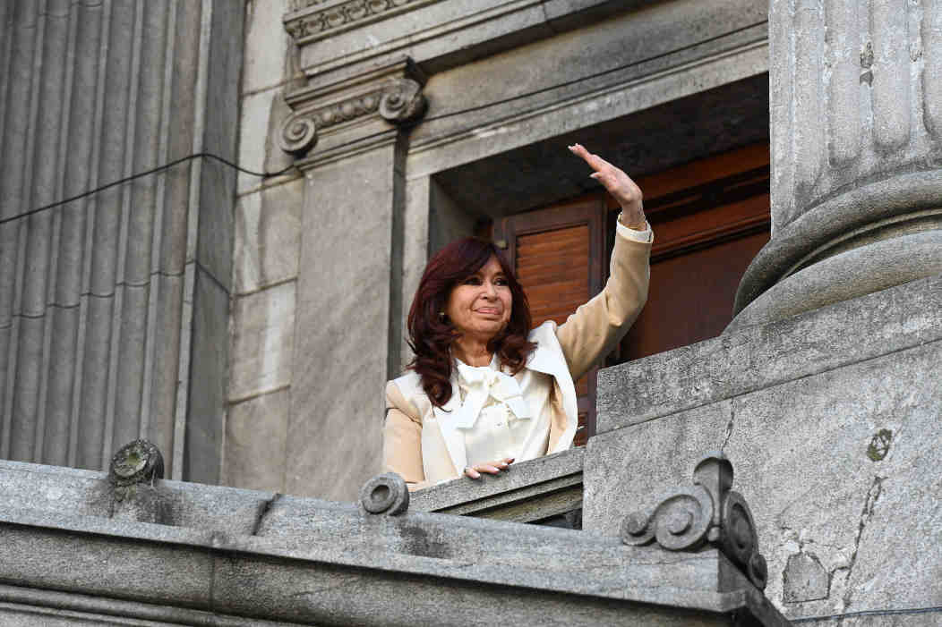 A ex presidenta arxentina, Cristina Fernández de Kirchner, saúda a terza feira desde un balcón do Senado os seus seguidores. (Foto: Leo Vaca / telam / dpa)