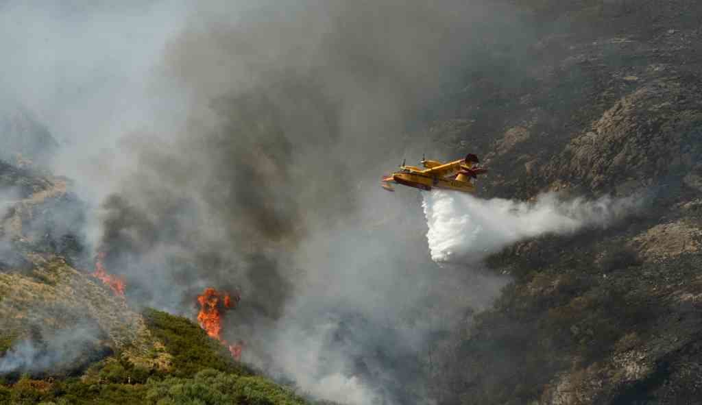 Os equipos de extinción da Xunta da Galiza loitando contra o fogo na Serra do Xurés de hai dúas semanas. (Foto:  Europa Press)