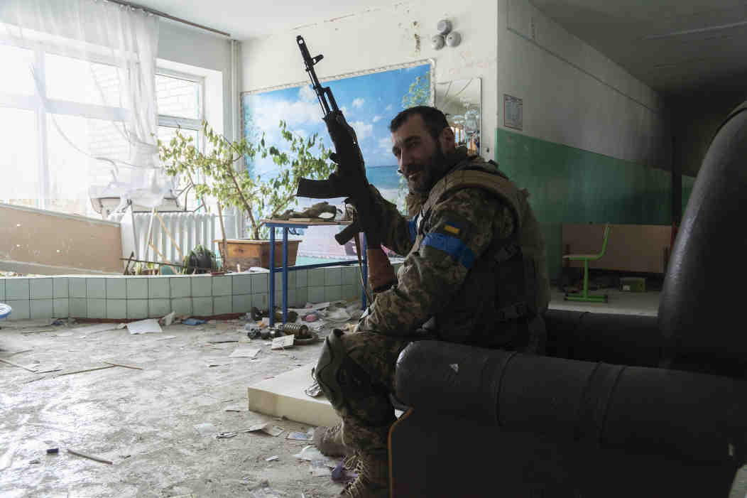 Soldado do Exército de Ucraína nunha escola en Rudnyts'ke. (Foto: Andrea Filigheddu / Zuma Press / Contactophoto)