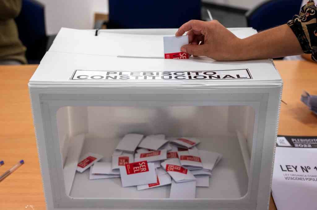 Urna empregada para a votación da nova constitución chilena. (Foto: Europa Press)