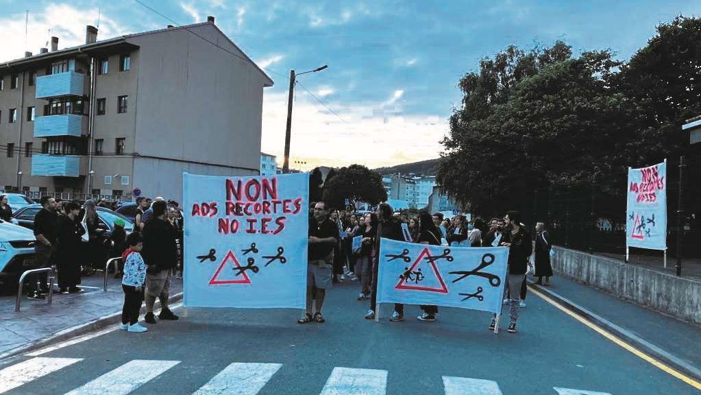 Manifestación en Cedeira, esta segunda feira, contra os recortes no ensino. (Foto: Nós Diario)