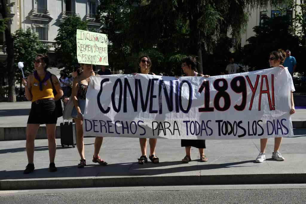 Manifestación de empregadas do fogar ás portas do Congreso. (Foto: Europa Press)