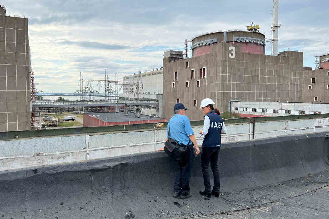 Expertos do Organismo Internacional de Enerxía Atómica durante a súa misión de inspección na central nuclear de Zaporiyia. (Foto: D. Candano Laris / IAEA / dpa)