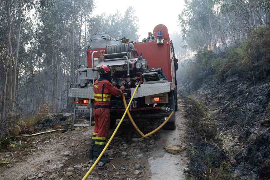 Bombeiros traballando no incendio do Barbanza. (Foto: Arxina)